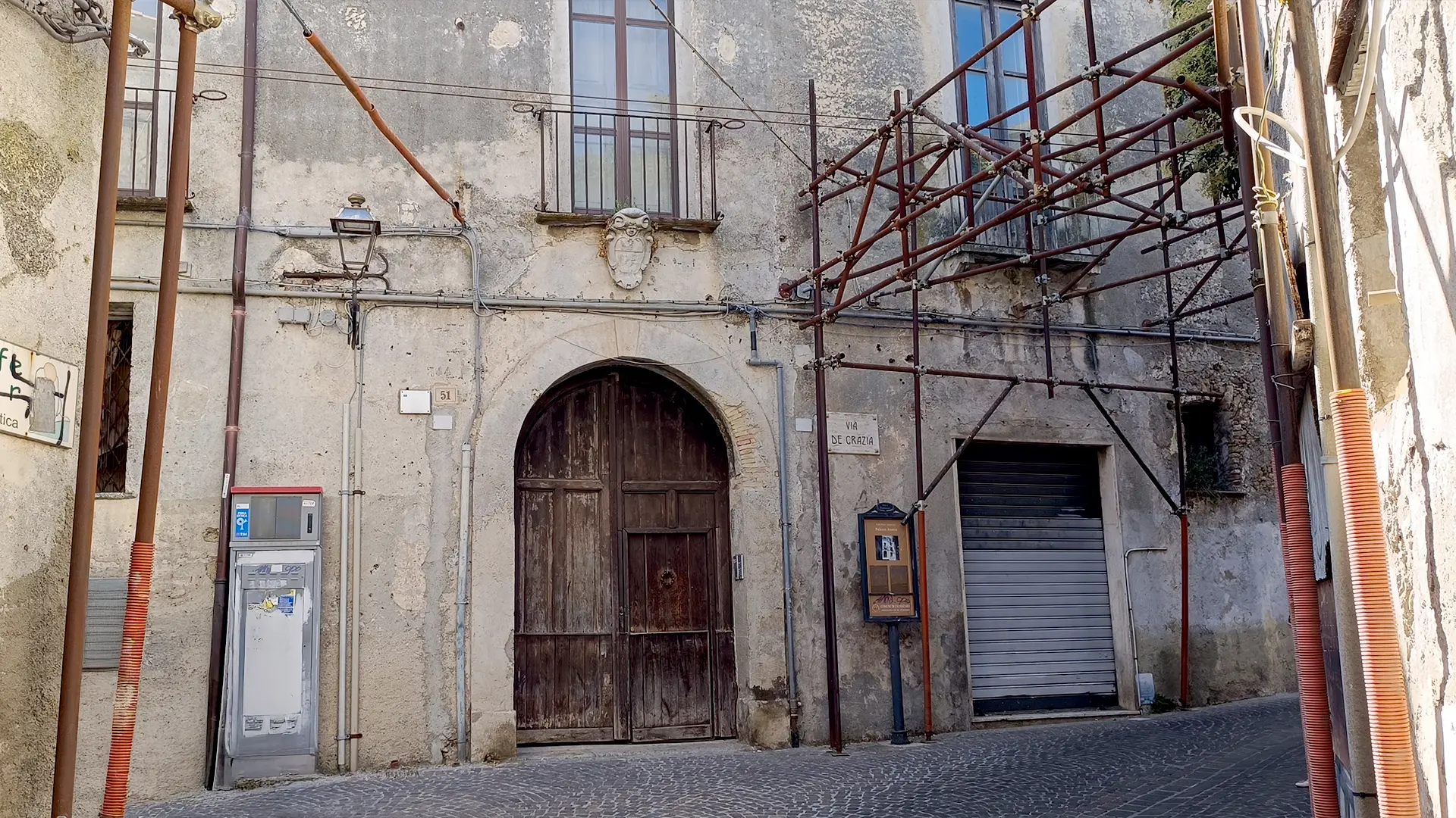 Palazzo Anania: Dove il Barocco Napoletano incontra la roccia calabrese