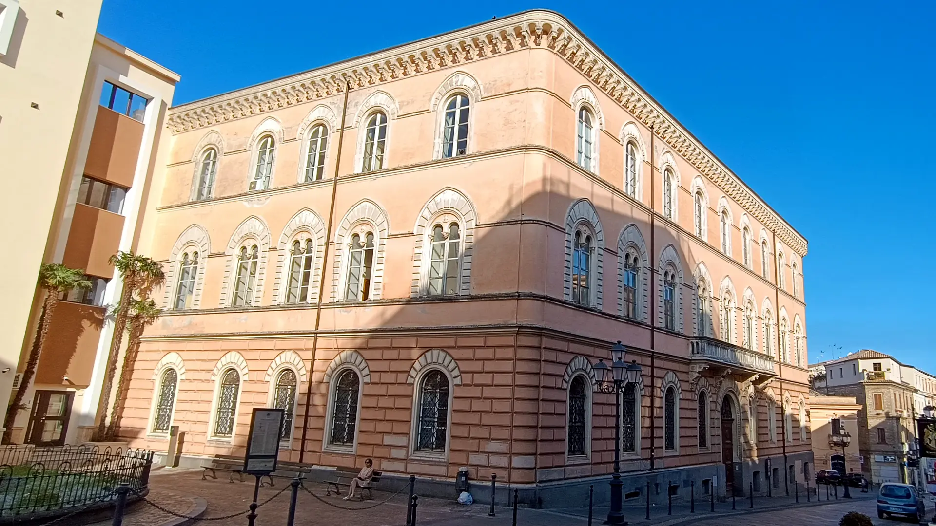 Palazzo dell’Intendenza di Finanza: Il Rinascimento Fiorentino nel cuore di Catanzaro