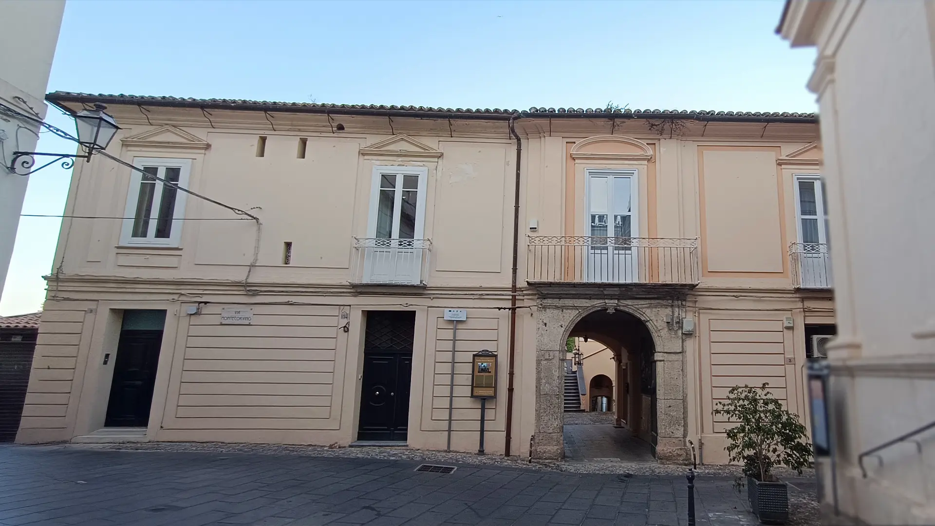 Palazzo Pecorini Manzoni: L’eleganza settecentesca a Montecorvino