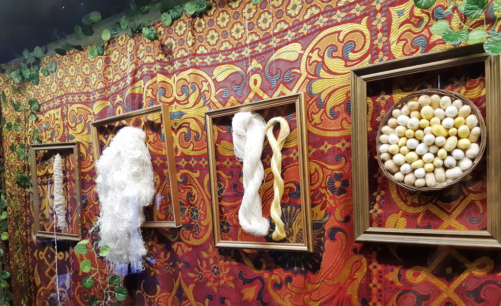 Tour alla scoperta della città della seta: dagli antichi quartieri allo splendore dei tessuti